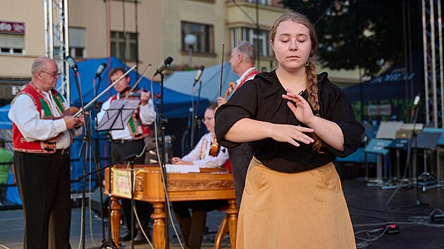 Skupina Hands Dance s cimbálovou muzikou Sylván na festivalu dechových orchestrů a folklórních souborů FEDO Zlín. (srpen 2024)
