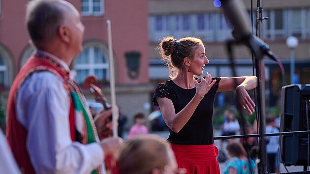 Skupina Hands Dance s cimbálovou muzikou Sylván na festivalu dechových orchestrů a folklórních souborů FEDO Zlín. (srpen 2024)