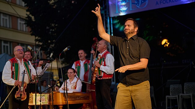 Skupina Hands Dance s cimbálovou muzikou Sylván na festivalu dechových orchestrů a folklórních souborů FEDO Zlín. (srpen 2024)