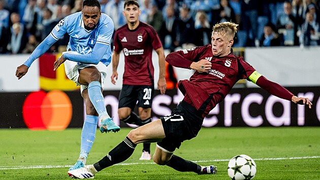 Sparťanský kapitán Filip Panák se snaží zablokovat střelu švédského útočníka Issaca Kiese Thelina z Malmö.