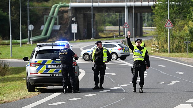 Policie uzavřela silnici mezi Mostem a Litvínovem kvůli nálezu nevybuchlé pumy. (22. srpna 2024)