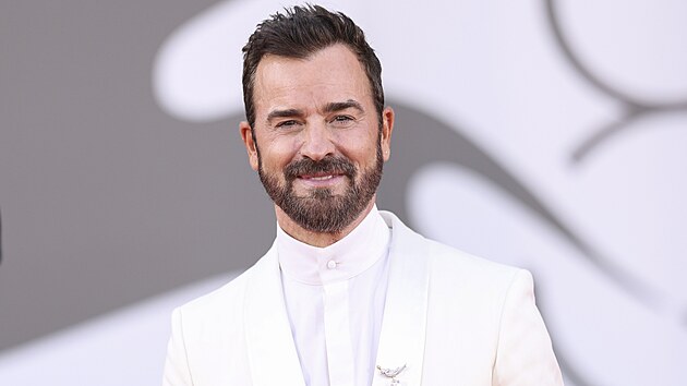 Justin Theroux na zah&aacute;jen&iacute; 81. ročn&iacute;ku mezin&aacute;rodn&iacute;ho filmov&eacute;ho festivalu v Ben&aacute;tk&aacute;ch. (28. srpna 2024)