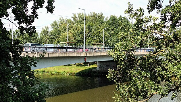 Část dělníků pracuje na mostě, hlavní je však výměna lan, která se děje pod mostem a v jeho komoře.