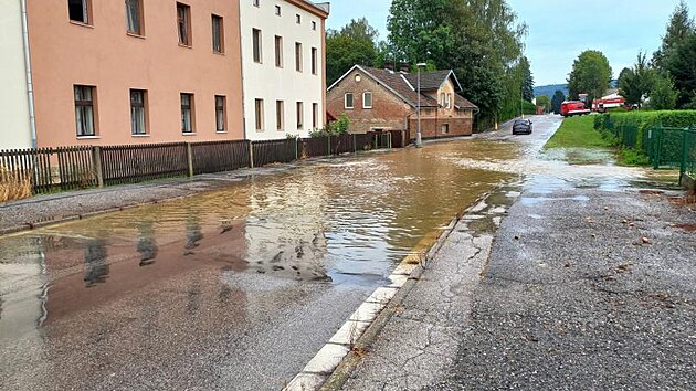 Raisova ulice ve Dvoře Králové zaplavená vodou z přetékajícího rybníku (21.8.2024).