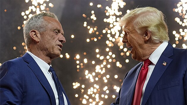 Nezávislý kandidát na prezidenta Spojených států Robert F. Kennedy mladší se na předvolební akci v Arizoně setkal s republikánským kandidátem Donaldem Trumpem, kterému vyjádřil podporu poté, co oznámil pozastavení vlastní kampaně. (23. srpna 2024)