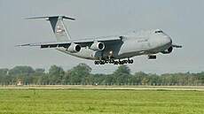 Americký C-5M Super Galaxy přistává na ostravském letišti v Mošnově (28. srpna...