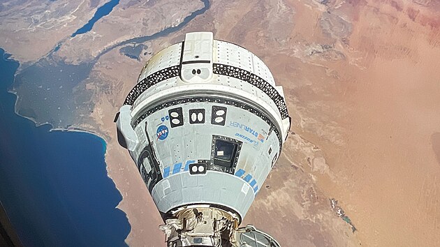 Kosmická loď Starliner zakotvená u Mezinárodní kosmické stanice