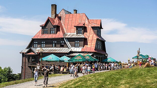 Radhošť a Pustevny jsou v Beskydech oblíbené turistické destinace plné turistů.