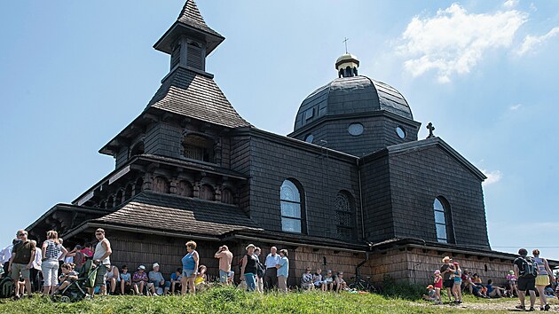 Radho&scaron;ť a Pustevny jsou obl&iacute;ben&eacute; turistick&eacute; destinace v Beskydech pln&eacute; turistů.