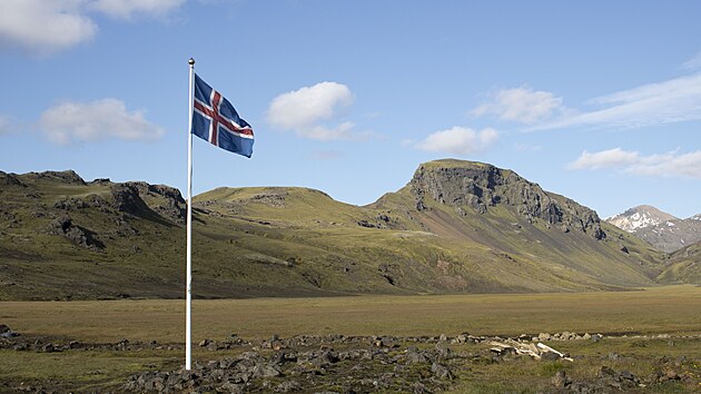 Jakub Žák to místo asfaltek vedoucích po obvodu ostrova vzal extrémní vnitrozemskou cestou F26.