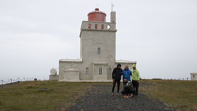 Finiš u majáku Dyrholaey s celým týmem, trenér Petr Kopřiva a support tým Michal Šubrt a Vladislav Řezníček