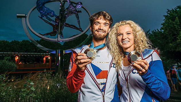 Zde 28letá Kateřina Siniaková (devítinásobná grandslamová vítězka v deblu a s Barborou Krejčíkovou i olympijská šampionka v ženské čtyřhře z roku 2020) a o tři roky mladší Tomáš Macháč získali ve smíšené čtyřhře olympijské zlato.