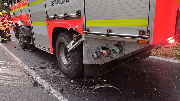 Hasiči likvidovali u Stráže nad Ohří strom přes silnici, narazilo do nich auto. (31. srpna 2024)