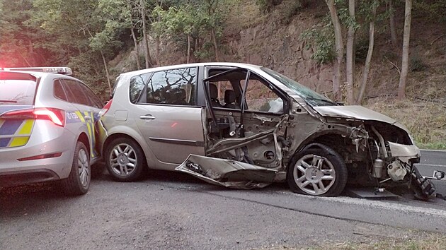 Hasiči likvidovali u Stráže nad Ohří strom přes silnici, narazilo do nich auto. (31. srpna 2024)