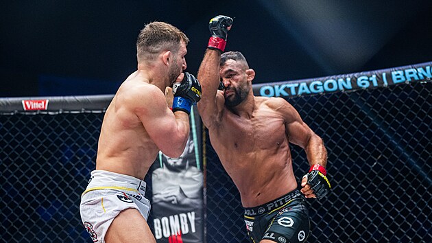 Ivan Buchinger (vpravo) a Lom-Ali Eskiev na turnaji Oktagon 60 v Oberhausenu