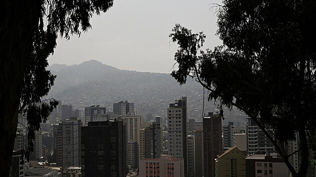 Kouřová clona nad městem La Paz v Bolívii po vypuknutí požárů (5. září 2024)