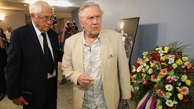 Na poslední rozloučení s hercem Karlem Heřmánkem do pražského Divadla Bez zábradlí přišel i Petr Kostka a Jaroslav Satoranský. (7. září 2024)