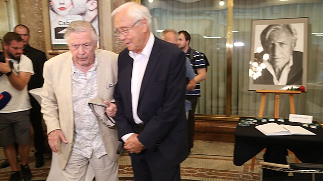 Na poslední rozloučení s hercem Karlem Heřmánkem do pražského Divadla Bez zábradlí přišel i Petr Kostka a Jaroslav Satoranský. (7. září 2024)