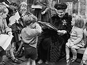 Maria Montessori - mezi dětmi se pohybovala až do konce svého života.