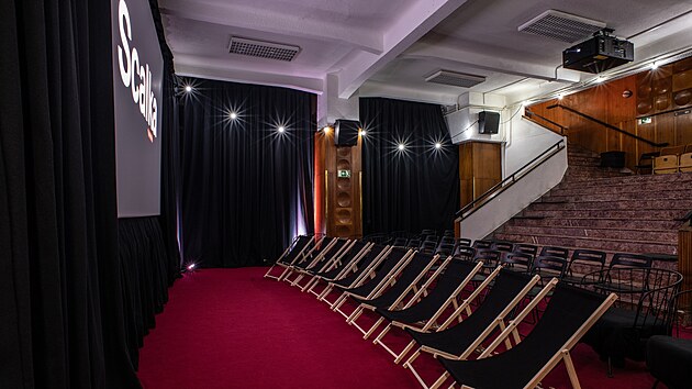 Univerzitní kino Scala v Brně od uzavření promítacího sálu v roce 2023 nenašlo plnohodnotnou náhradu. V září 2024 proto bude promítat v předsálí před vstupem do nepřístupného sálu. Prostor s kapacitou 50 míst nazývá Scalka.