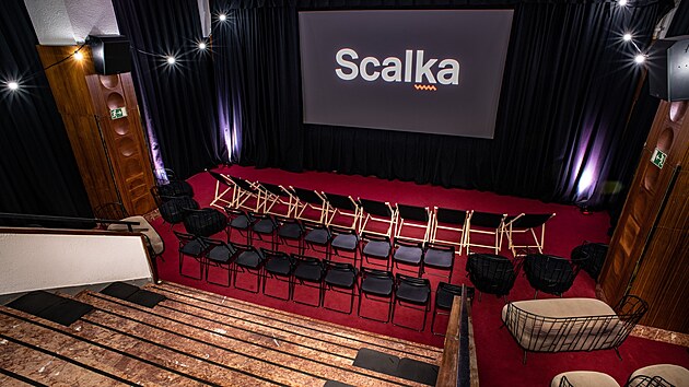 Univerzitní kino Scala v Brně od uzavření promítacího sálu v roce 2023 nenašlo plnohodnotnou náhradu. V září 2024 proto bude promítat v předsálí před vstupem do nepřístupného sálu. Prostor s kapacitou 50 míst nazývá Scalka.