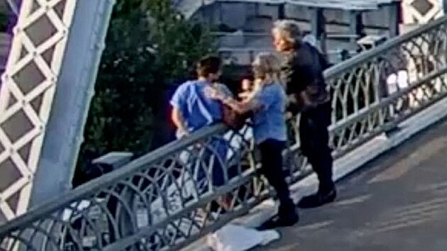 Zpěvák Jon Bon Jovi se snaží na mostě v Nashvillu přesvědčit ženu, aby neskákala. (11. září 2024)