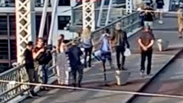 Zpěvák Jon Bon Jovi přesvědčil na mostě v Nashvillu ženu, aby z něj neskákala. (11. září 2024)