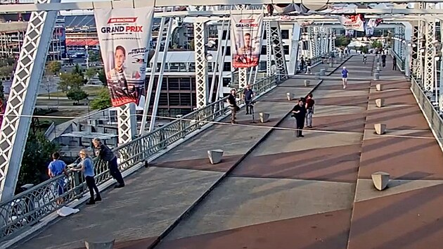 Zpěvák Jon Bon Jovi přesvědčil na mostě v Nashvillu ženu, aby z něj neskákala. (11. září 2024)