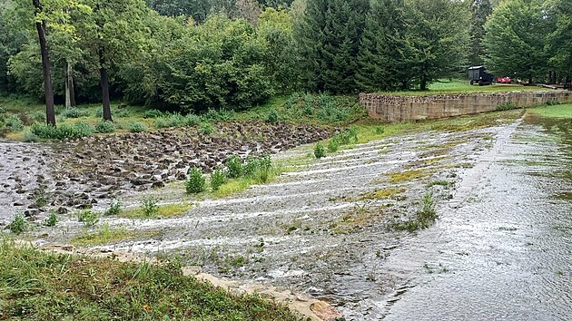 Největší český rybník Rožmberk se naplnil. Voda začala v úterý po deváté hodině téct přes bezpečnostní přeliv.