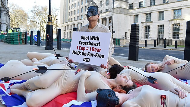Aktivisté z organizace PETA při protestu proti používaní kožešin z medvěda baribala při výrobě čepic královské gardy (19. ledna 2024)