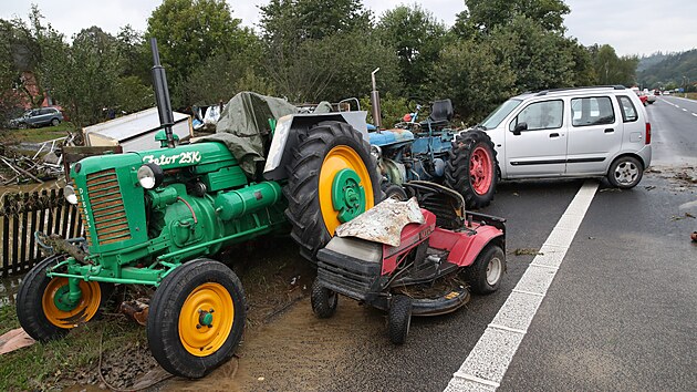 Zátor u Krnova, kde se lidé vracejí a seznamují se situací, poté, co odpadla voda. (16. září 2024)