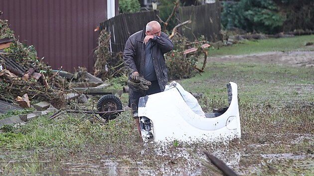 Zátor u Krnova, kde se lidé vracejí a seznamují se situací, poté, co odpadla voda. (16. září 2024)
