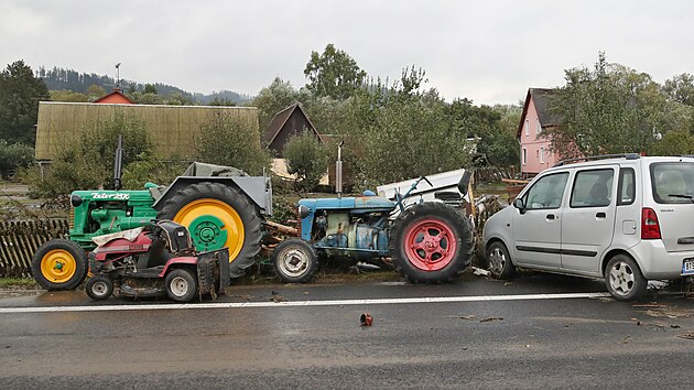 Zátor u Krnova, kde se lidé vracejí a seznamují se situací, poté, co odpadla voda. (16. září 2024)