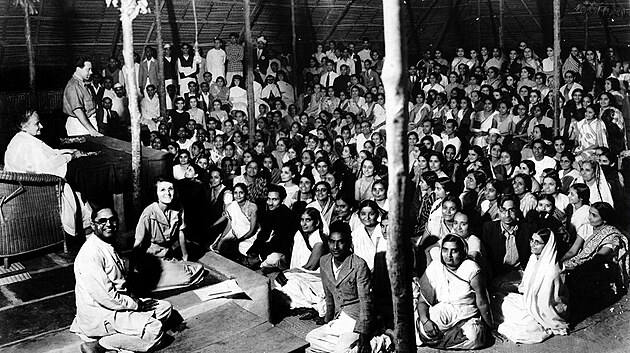 Lékařka, filozofka a pedagožka Maria Montessori přednášela své poznatky učitelům po celém světě, Indii nevyjímaje.