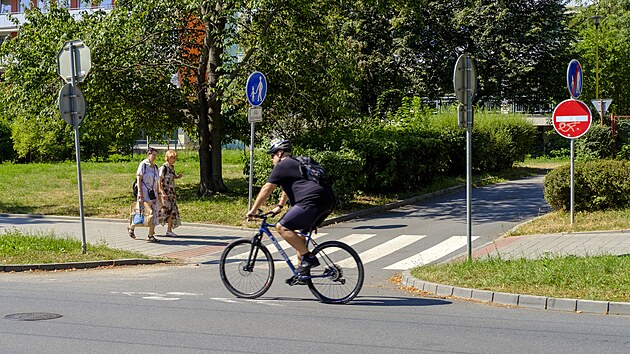 V jeden a půl kilometru dlouhém úseku brněnských ulic Botanická a Chodská stojí hned 48 značek oznamujících konec a zase začátek stezky s povolením vjezdu na kole.