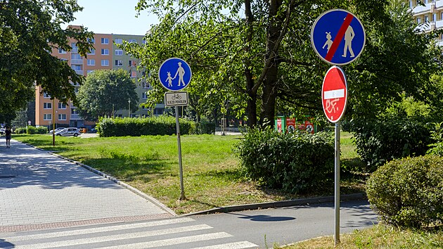 V jeden a půl kilometru dlouhém úseku brněnských ulic Botanická a Chodská stojí hned 48 značek oznamujících konec a zase začátek stezky s povolením vjezdu na kole.