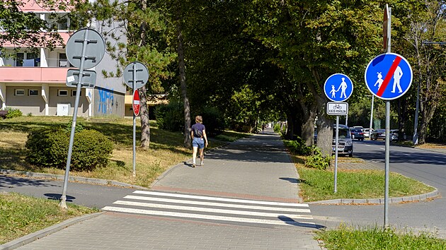 V jeden a půl kilometru dlouhém úseku brněnských ulic Botanická a Chodská stojí hned 48 značek oznamujících konec a zase začátek stezky s povolením vjezdu na kole.