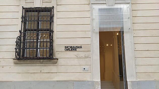 Památkáři kritizují nový vstup do Místodržitelského paláce v centru Brna, který je ve srovnání s okolními okny příliš úzký a narušuje tak dosud jednotný styl barokní fasády.