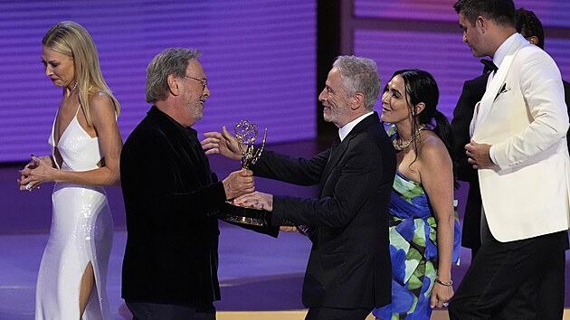 Billy Crystal předává cenu za mimořádný zábavný talk show seriál Jonu Stewartovi a týmu z „The Daily Show“(16. září 2024)