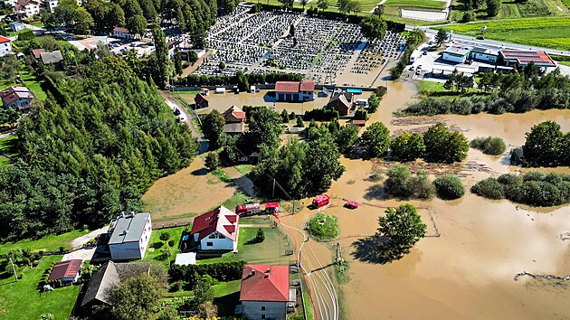 V Polsku je situace kritická v několika obcích u českých hranic. Ve městě Stronie Ślonskie se v neděli odpoledne protrhla přehrada. (15. září 2024)