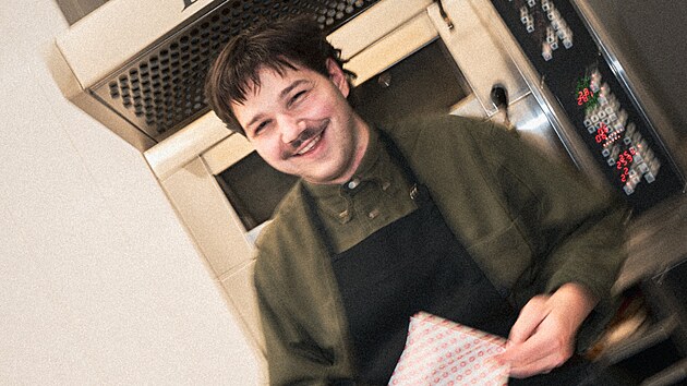 Umělec Ivo Jedlička při přípravě na pop-up „Cooking the craft“ (16. září 2024)