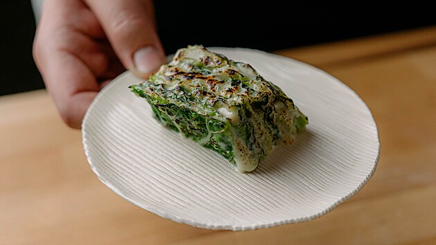 Designové nádobí doplnil vegetariánskými specialitami kuchař František Skopec. (16. září 2024)