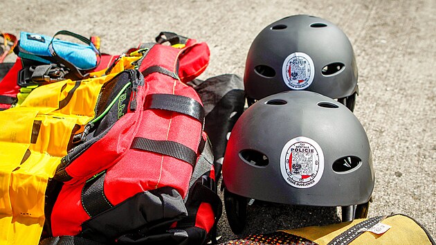 K výbavě říční hlídky patří samozřejmě i přilby či záchranné vesty.