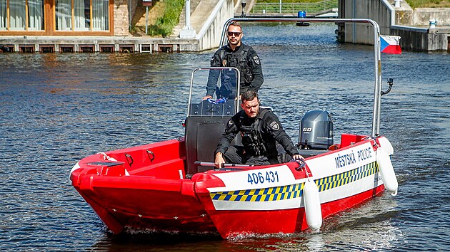 Budějovičtí strážníci začnou využívat nový motorový člun, se kterým budou hlídkovat na Vltavě i Malši.