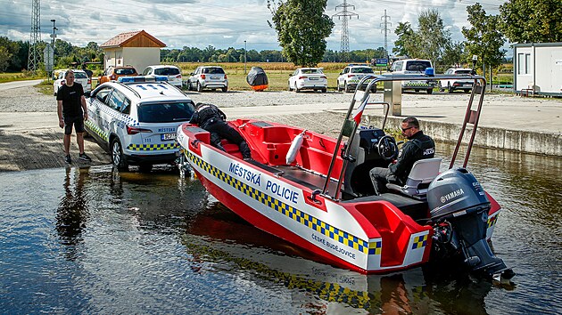 Převážet podle potřeby budou městští strážníci svůj člun na speciálním vleku.