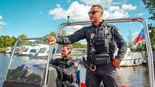 Dvoučlenná hlídka bude z člunu dohlížet na akce, které se konají u řek či mohou v některých případech pomoci i záchranářům.