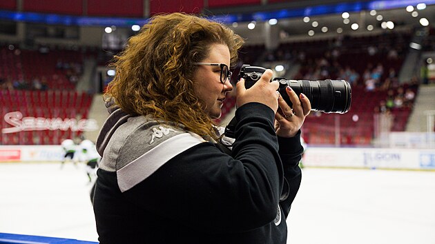 Jednatřicetiletá fotografka Kateřina Pelikánová od dětství fandila karlovarskému hokeji. Postupně se z fanynky stala hlavní fotografkou zápasů a dalších aktivit klubu HC Energie.