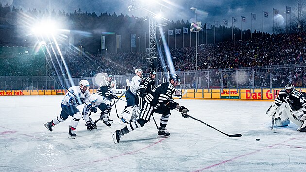 Jednatřicetiletá fotografka Kateřina Pelikánová od dětství fandila karlovarskému hokeji. Postupně se z fanynky stala hlavní fotografkou zápasů a dalších aktivit klubu HC Energie.