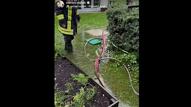 Roman Vojtek ukázal fotky své zahrady zalité vodou, kterou přijeli odčerpat hasiči (září 2024).
