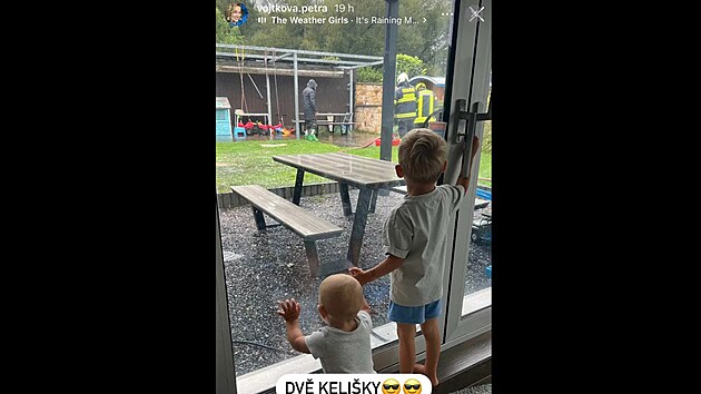 Roman Vojtek ukázal fotky své zahrady zalité vodou, kterou přijeli odčerpat hasiči (září 2024).